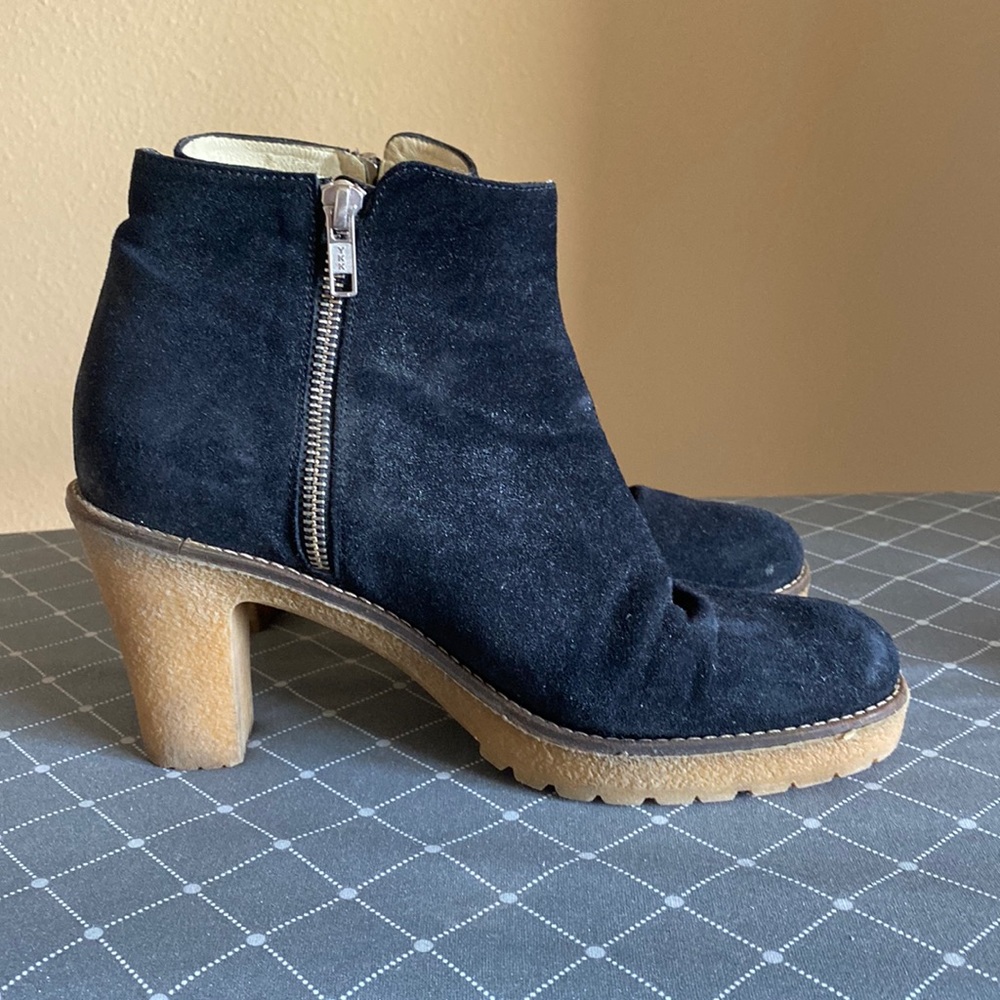 A Coté Winter Suede ankle boots size 8, 3.5” heels, in excellent condition!
